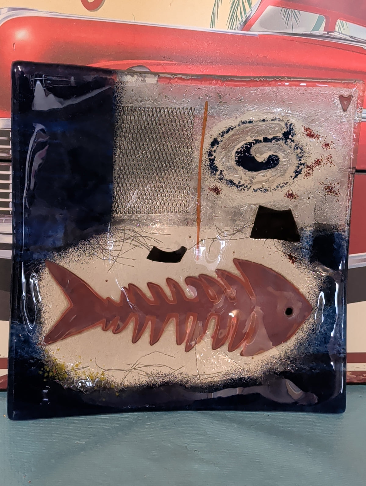 Antike Keramikschale mit Fischbemalung – 24 x 24 cm