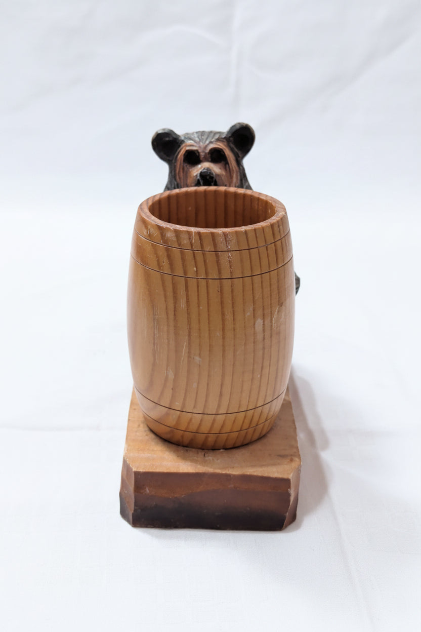 Figurine vintage en bois – Ours avec baril à cure-dents, hauteur 11 cm