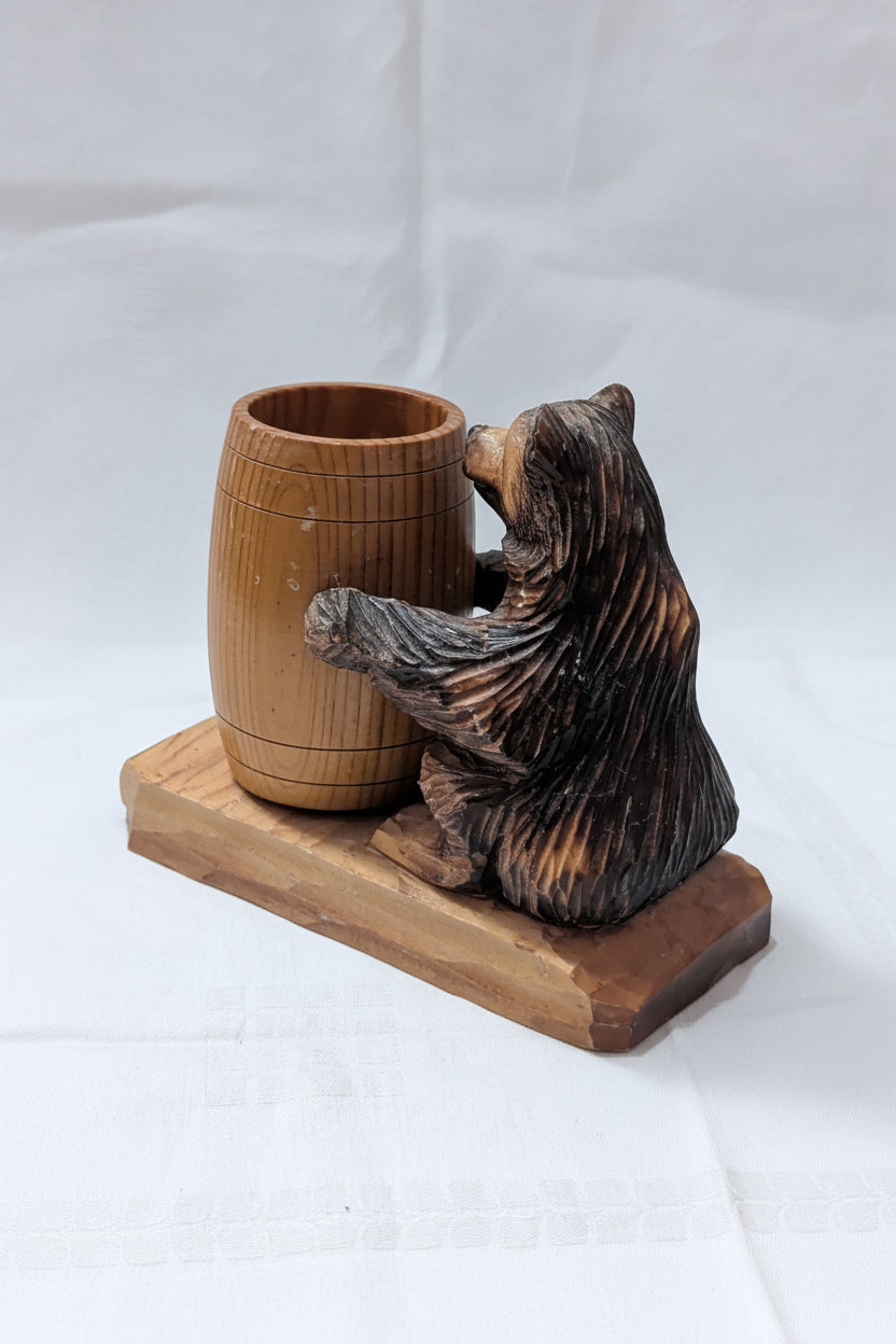 Figurine vintage en bois – Ours avec baril à cure-dents, hauteur 11 cm