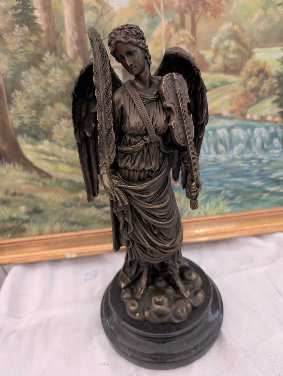 Bronzefigur Engel mit Feder und Flügeln – 35 cm, Sammlerstück