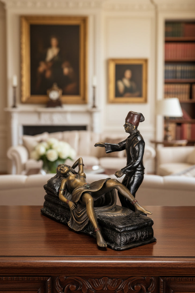 Moderne Wiener Bronzefigur Paar – Mann schützt Partnerin, Aufklappbares Kleid