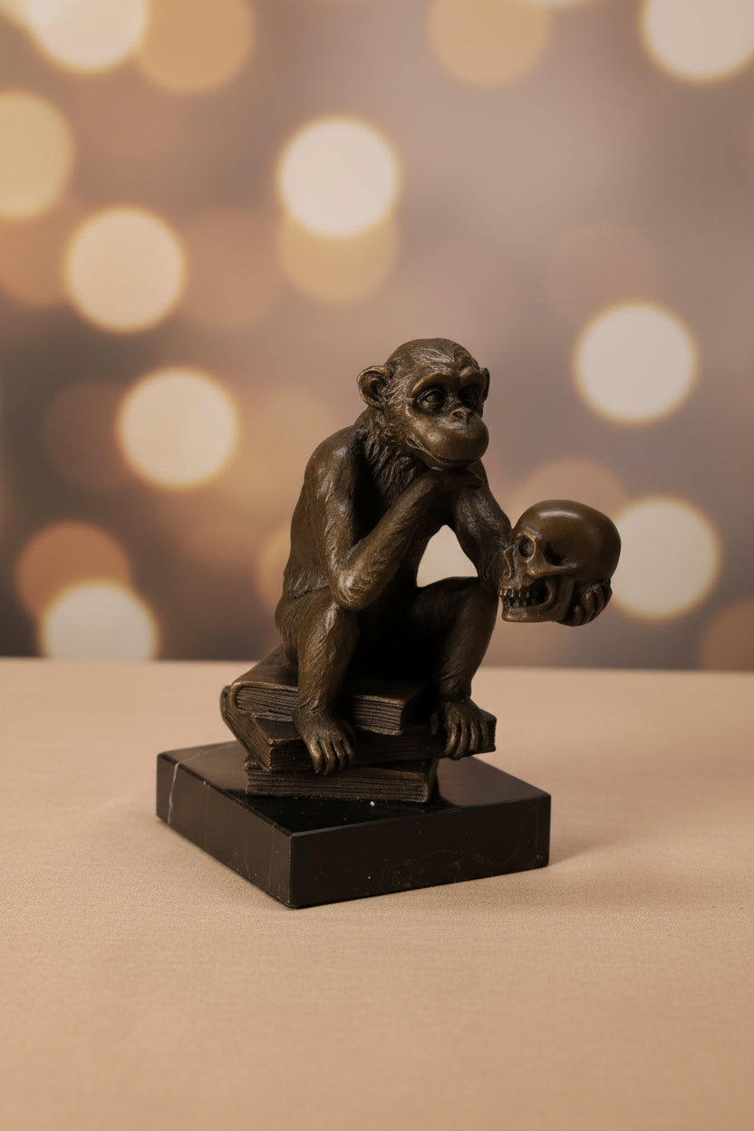 Figurine moderne en bronze, Singe pensif avec crâne – Signée, 100% bronze, 15 cm
