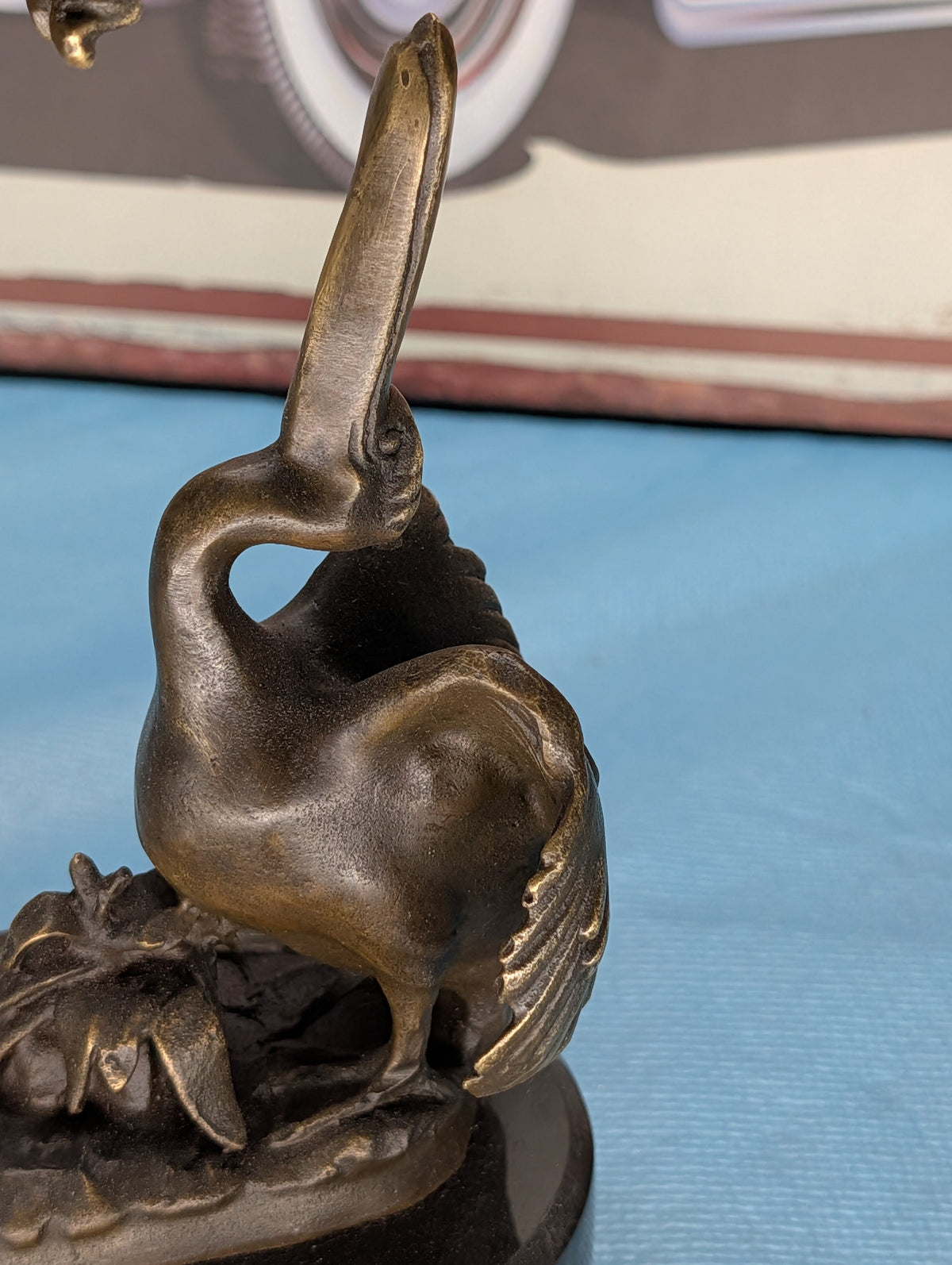 Bronzefigur Lady mit Storch spielend – Elegante Skulptur, Sammlerstück