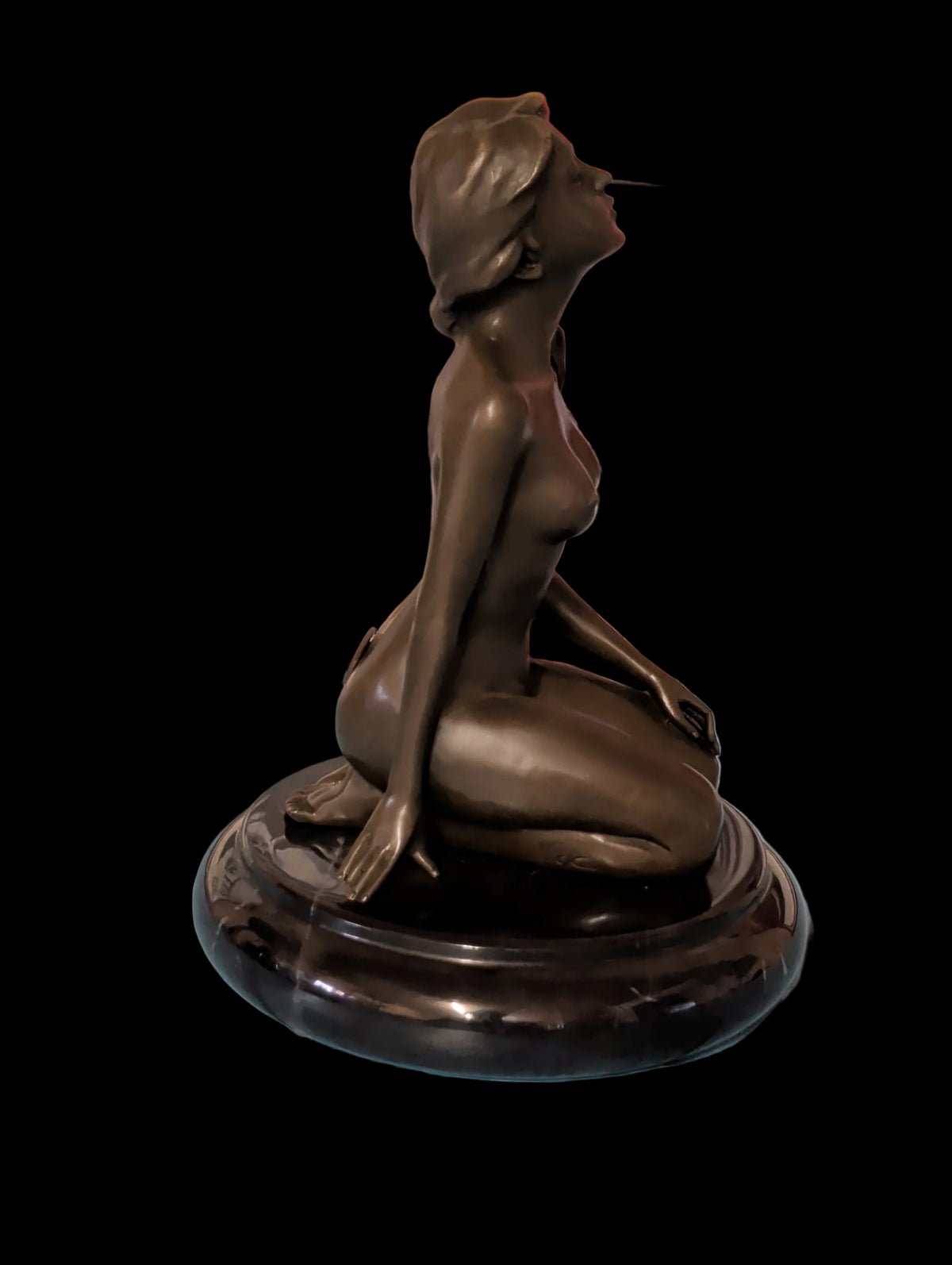 Moderne Bronzefigur Dame auf rundem Marmorsockel – Signiert, 100% Bronze, 21 cm