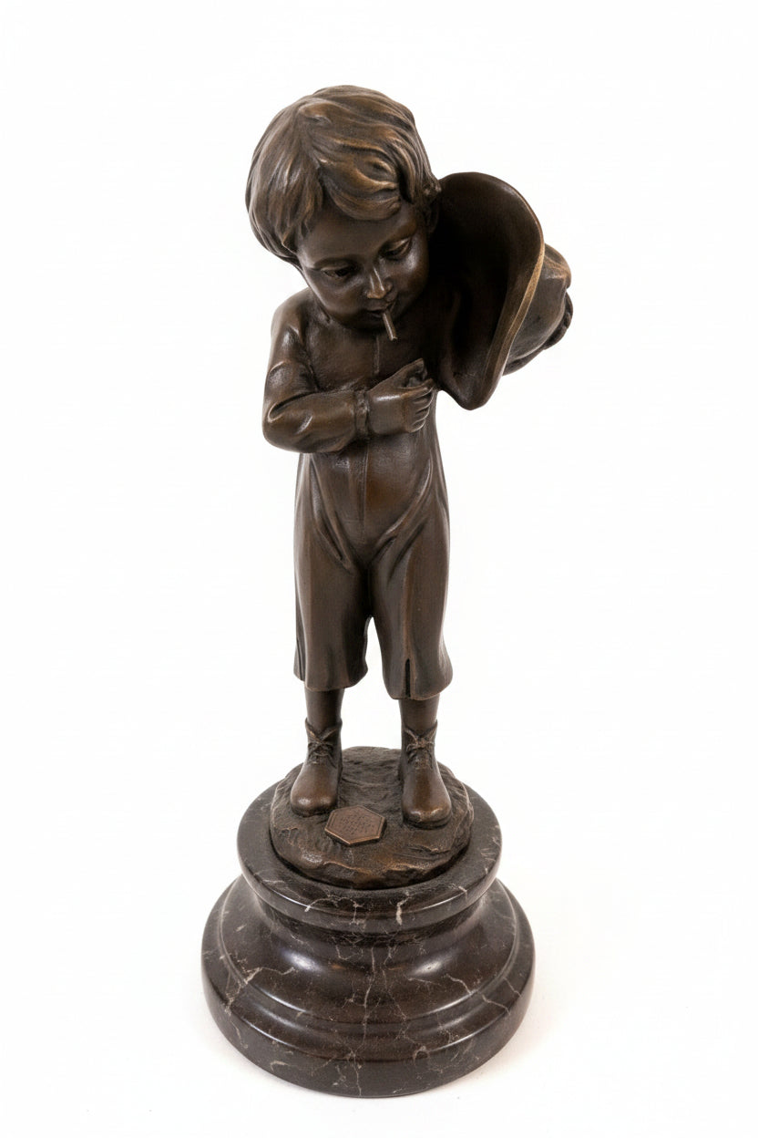 BRONZE FIGUR EINES JUNGEN MIT HUT UND ZIGARETTE AUF MARMORSOCKEL