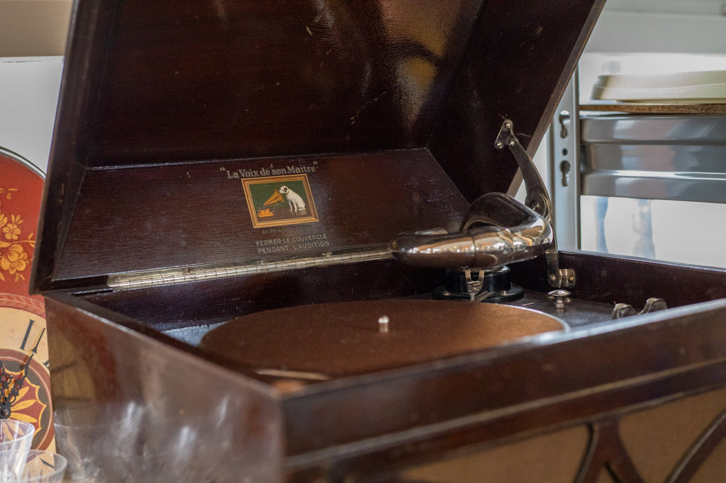 Antikes Tischgrammophon La Voix de son Maître geöffnet